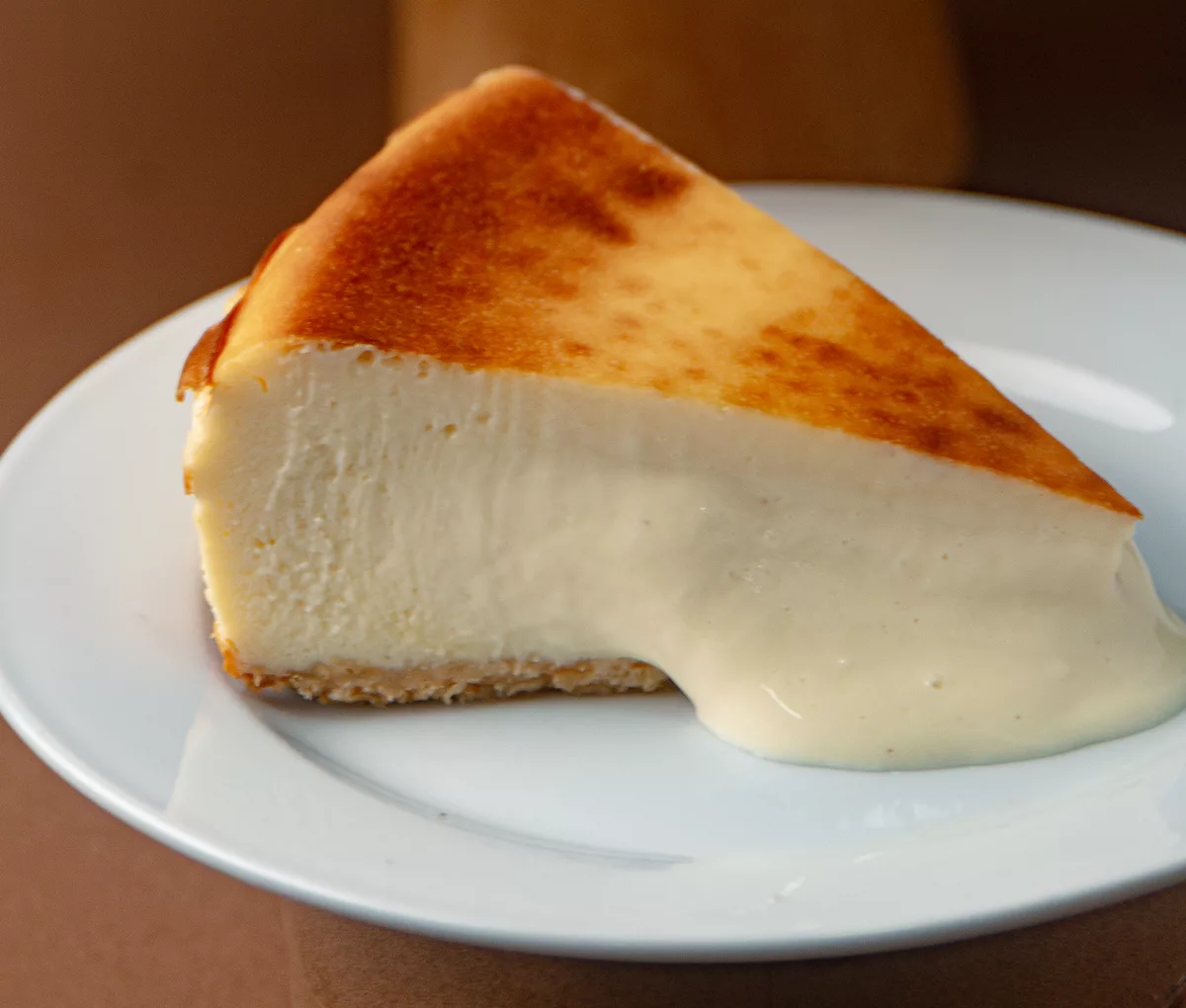 Porción de cheesecake vasco estilo la viña